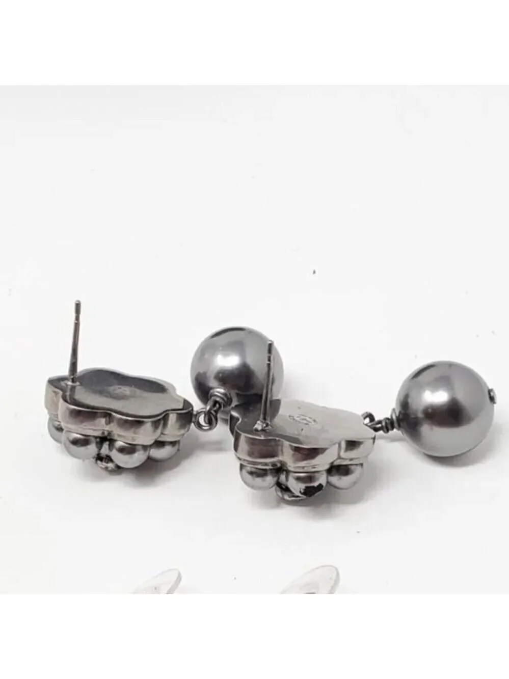 CHANEL Dark Grey CC Pearl Stud Earrings 370-102525